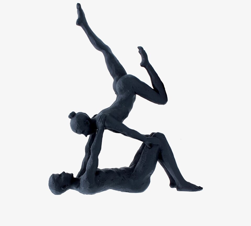 Yoga Couple svart skulptur från Nääsgränsgården i balans