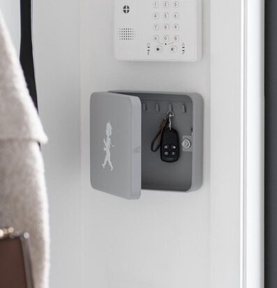Bild av ett modernt och organiserat hem med nyckelskåp
