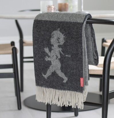 Bild av stilfull inredningsdetalj med antracitgrå pläd