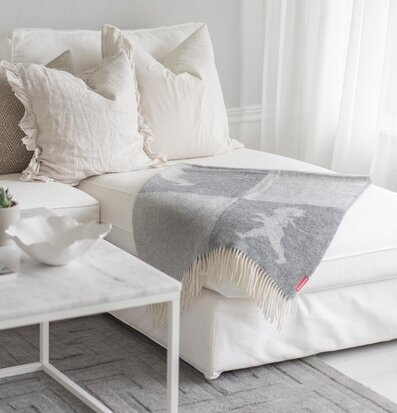 Foto av stilfull inredning med ljusgrå pläd i fokus