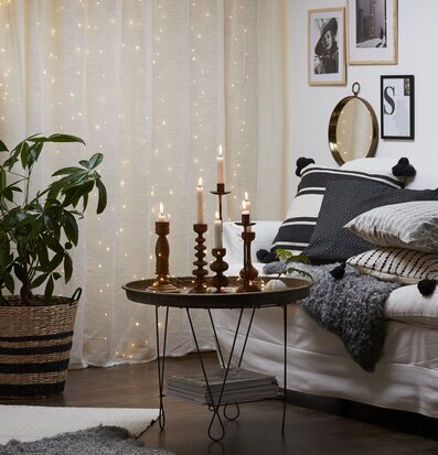 Bild av harmonisk inredning med ljus och växter