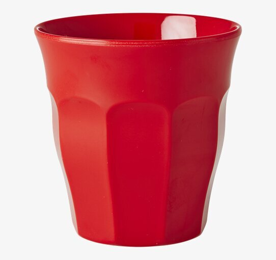 Bild av en stilren, djupröd mugg med modern design