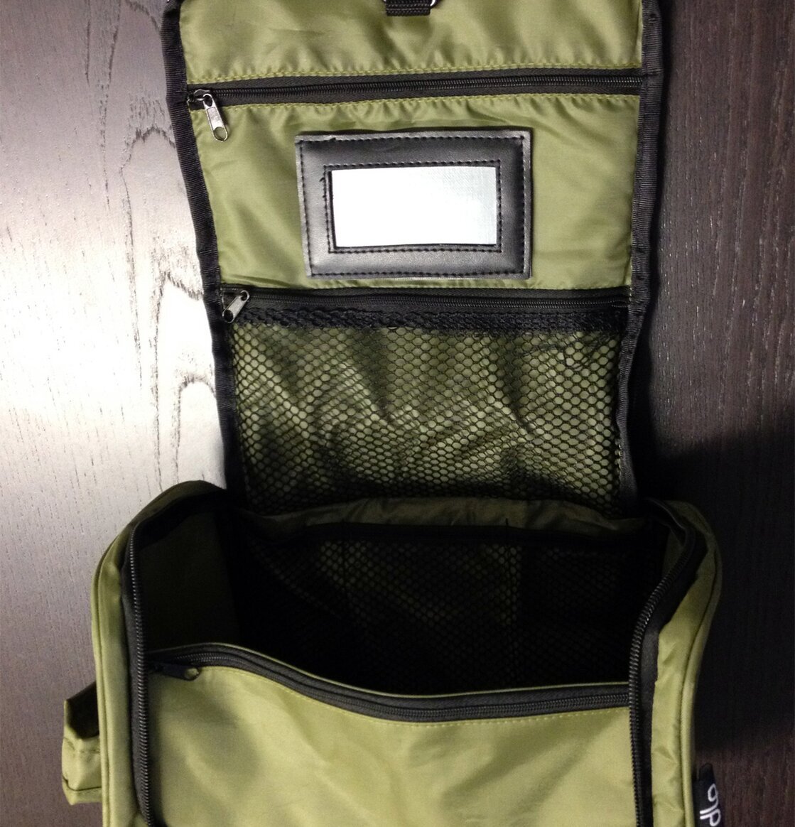 Bild av hängande necessär i grönt med smart design