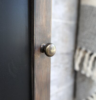 Bild av antikt nyckelskåp med griffeltavla och knop