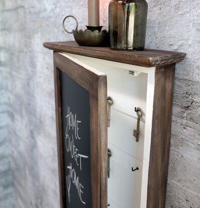 Bild av stilfullt nyckelskåp med antik design