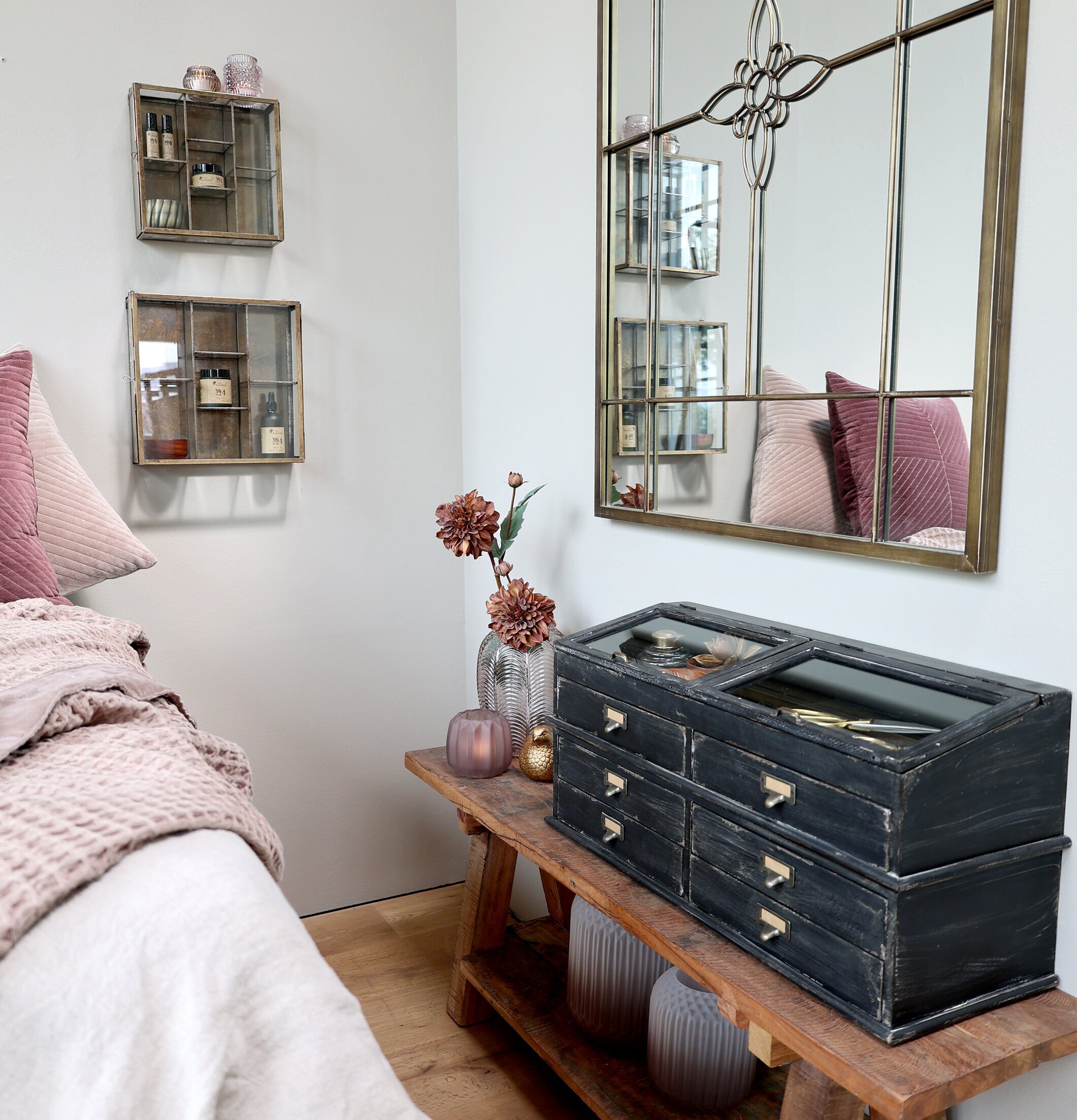 Bild av smakfullt inrett sovrum med byrå och spegel