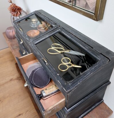 Bild av elegant inredning med antik byrå och detaljer