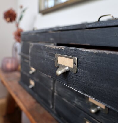 Bild av stilfull byrå med glaslock och rustik charm