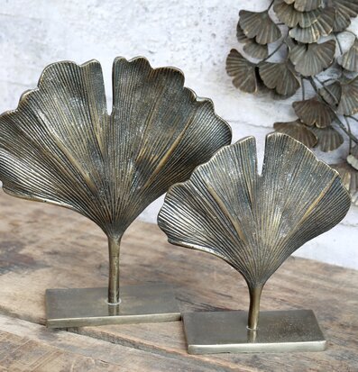 Bild av dekorativa mässingslöv mot rustik bakgrund