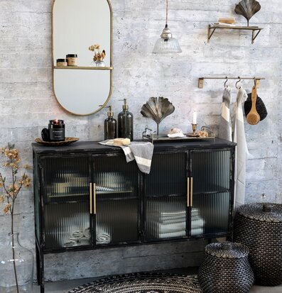 Bild av smakfull inredning med mässingsdetaljer