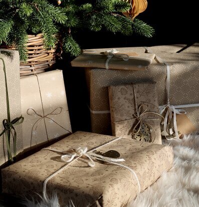 Bild av traditionell och mysig julscen med julklappar
