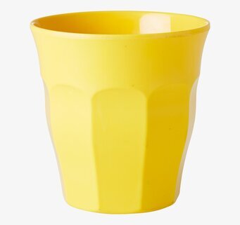 Bild av gul mugg med livfull design och praktiska detaljer