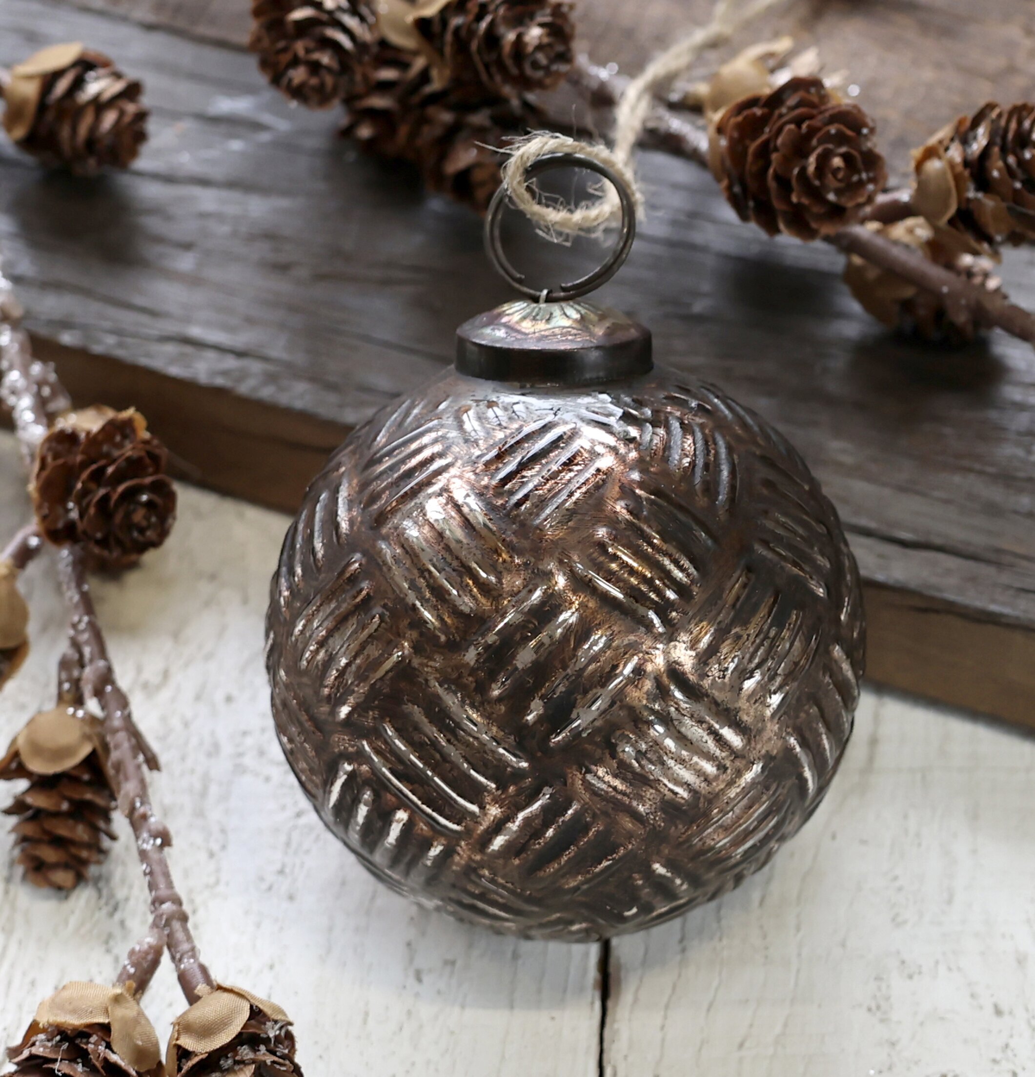 Foto av intrikat utformad julkula med antik känsla