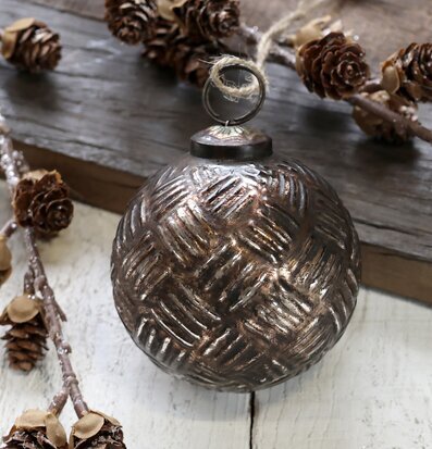 Foto av intrikat utformad julkula med antik känsla