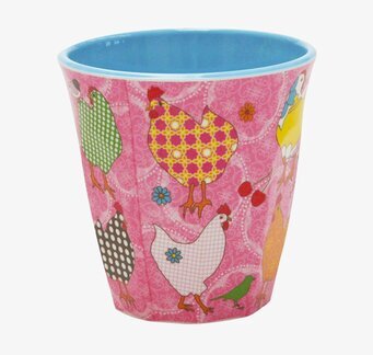 Bild av mugg med färgglada hönor och rosa bakgrund