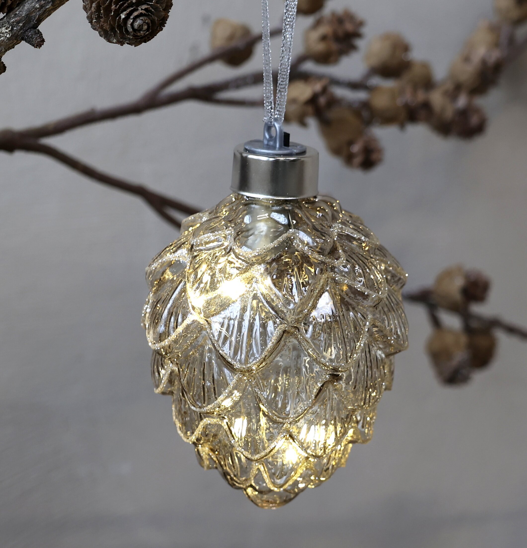 Foto av julkula med glitter och LED-ljus för stämning