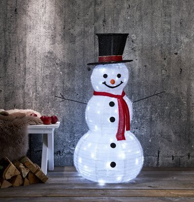 Bild av charmig snögubbe med utomhusbelysning