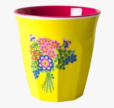 Bild av livfull mugg med blommor och ceriserosa insida