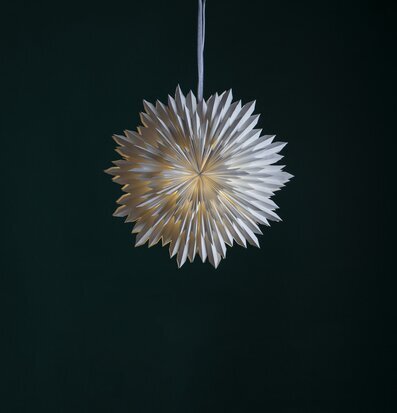 Bild av elegant pappersstjärna med varm belysning