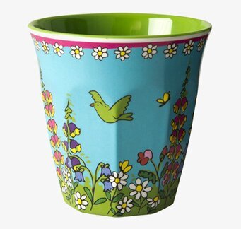 Bild av färgglad mugg med fågel och blommor