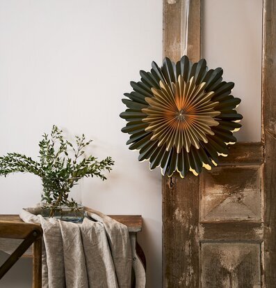 Bild av stilfull interiör med pappersstjärna i fokus