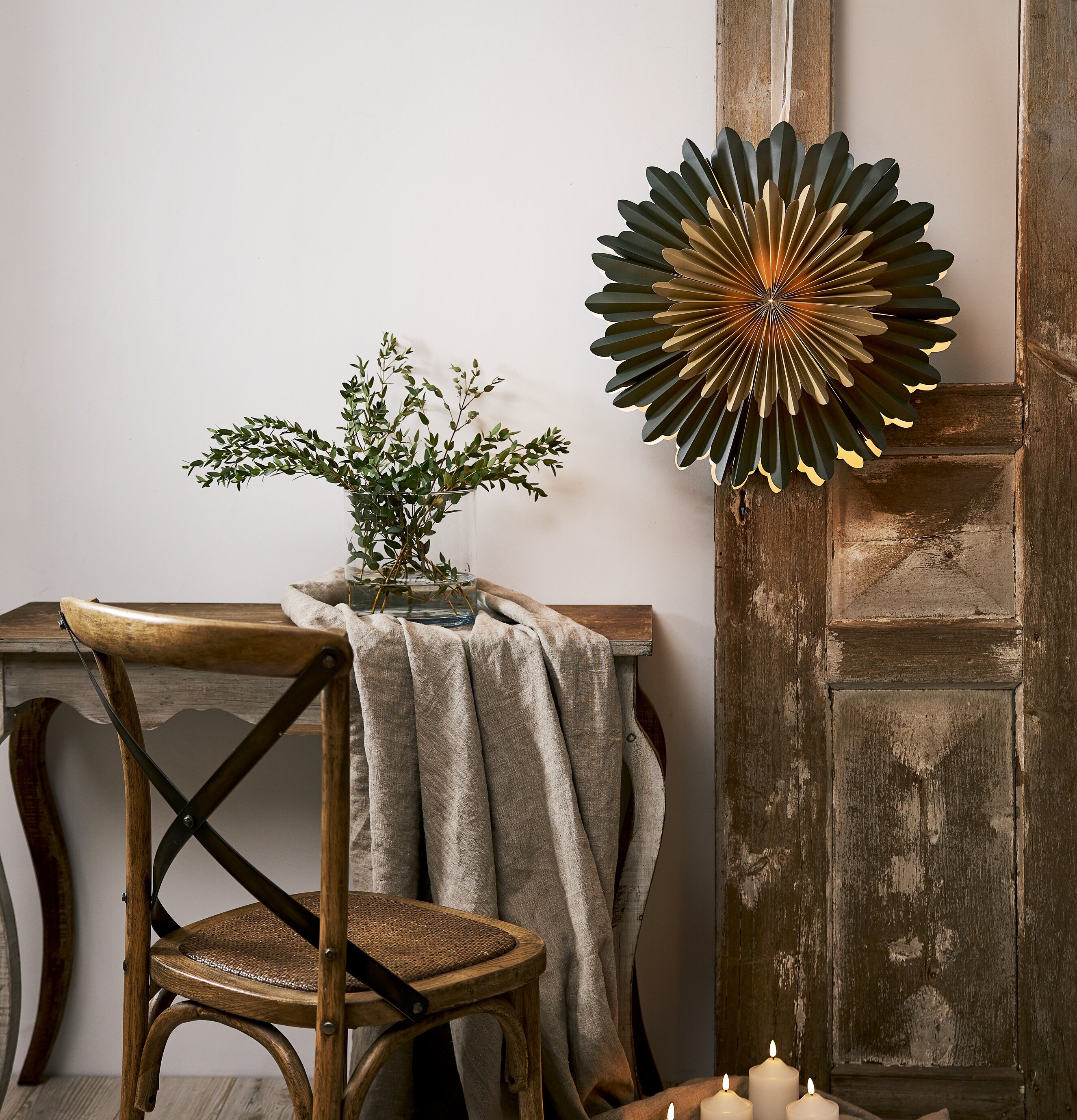 Bild av hemtrevlig inredning med rustik och varm känsla