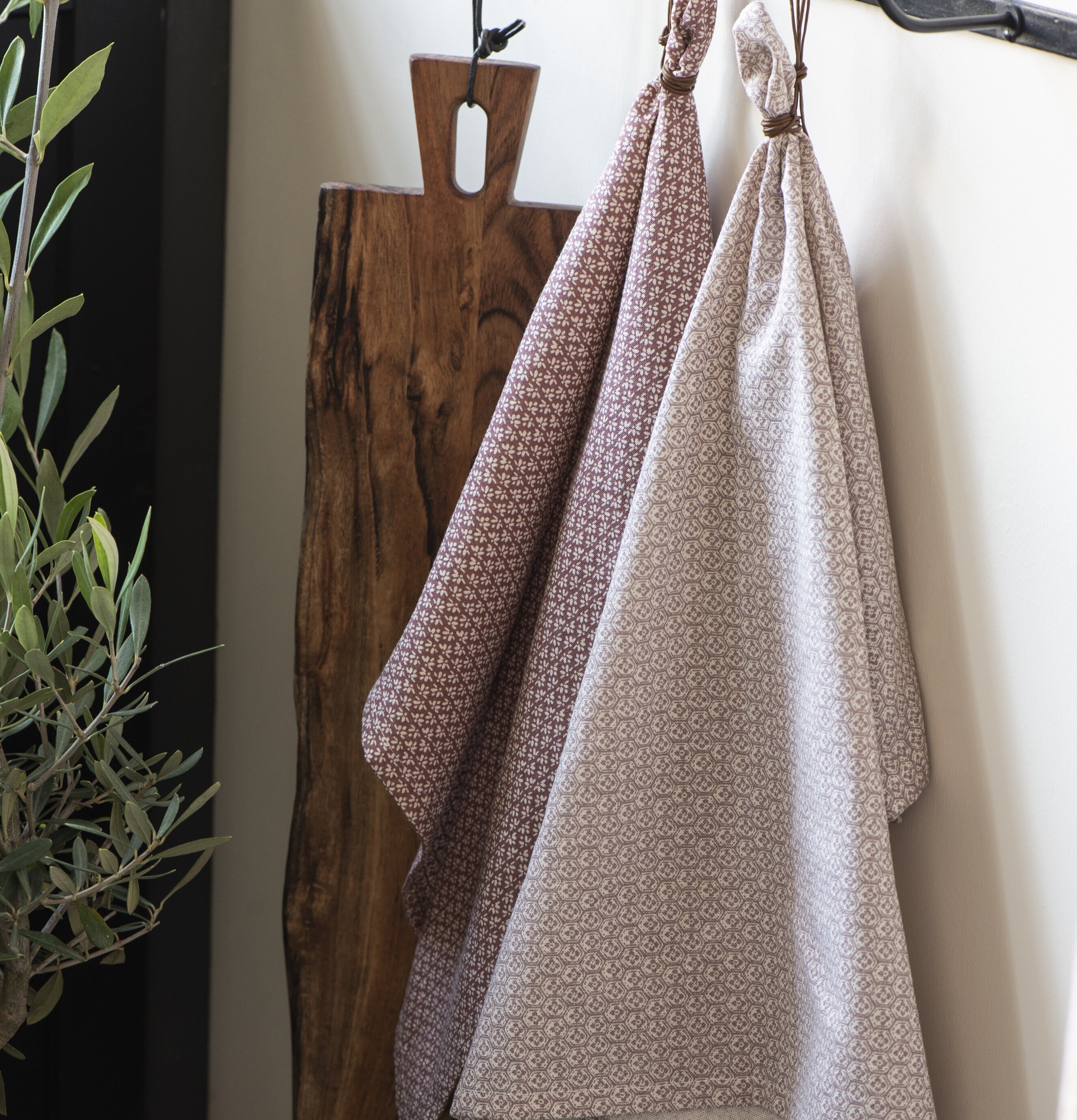 Tapasbräda Oljad Akacia från IB Laursen på smideskrok