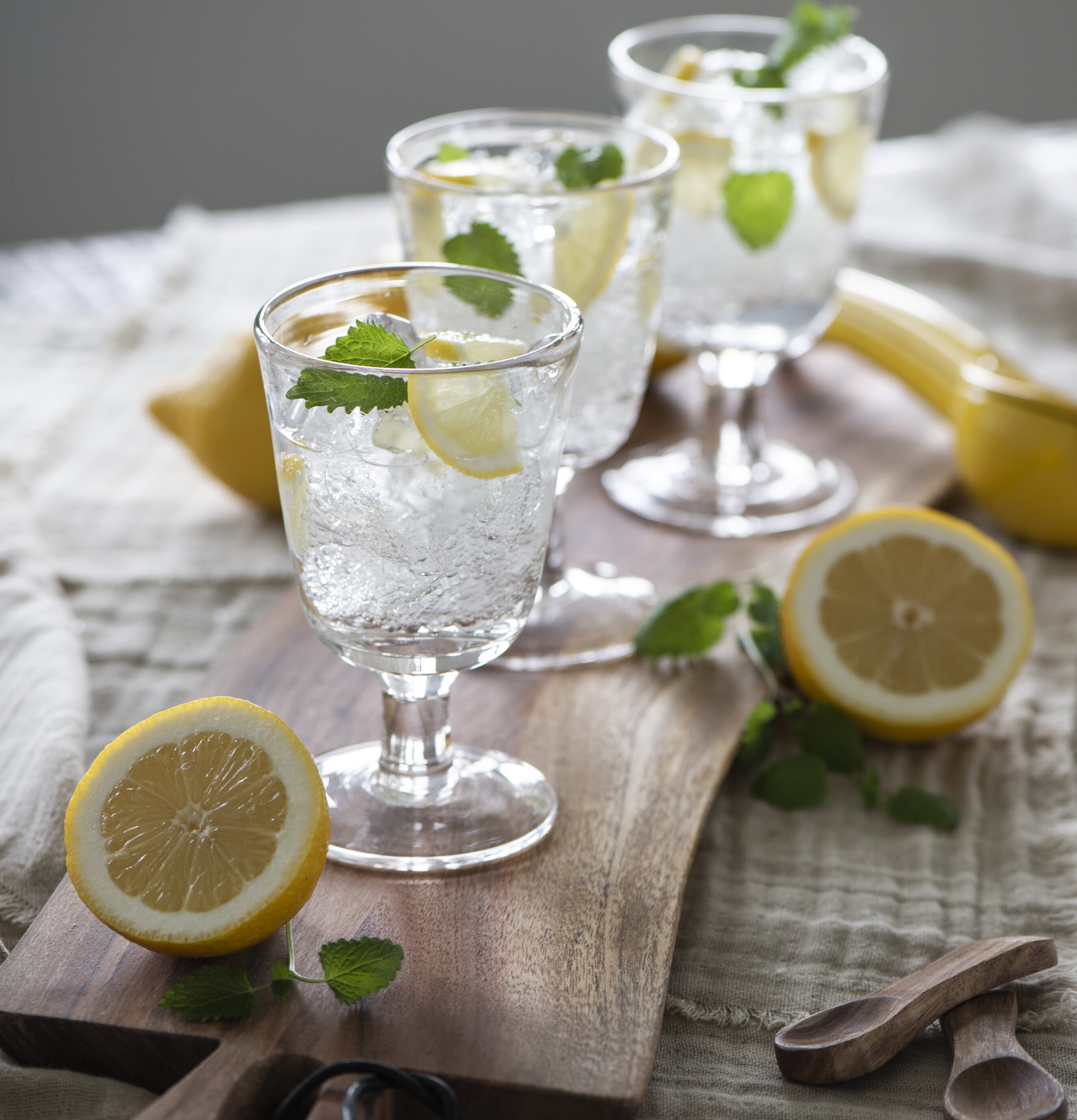 Tapasbräda Oljad Akacia från IB Laursen med dryck och citron