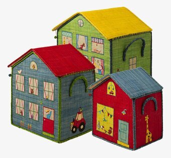 Bild av färgglada husformade förvaringslådor i hemmet