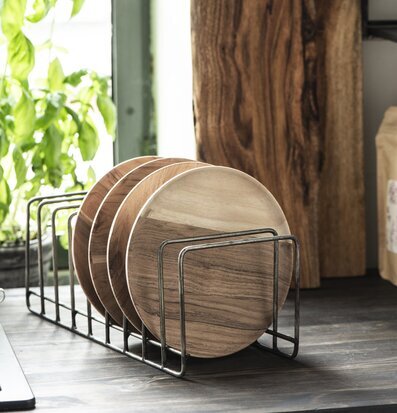 Bild av stilren tallrikshållare i modern köksmiljö