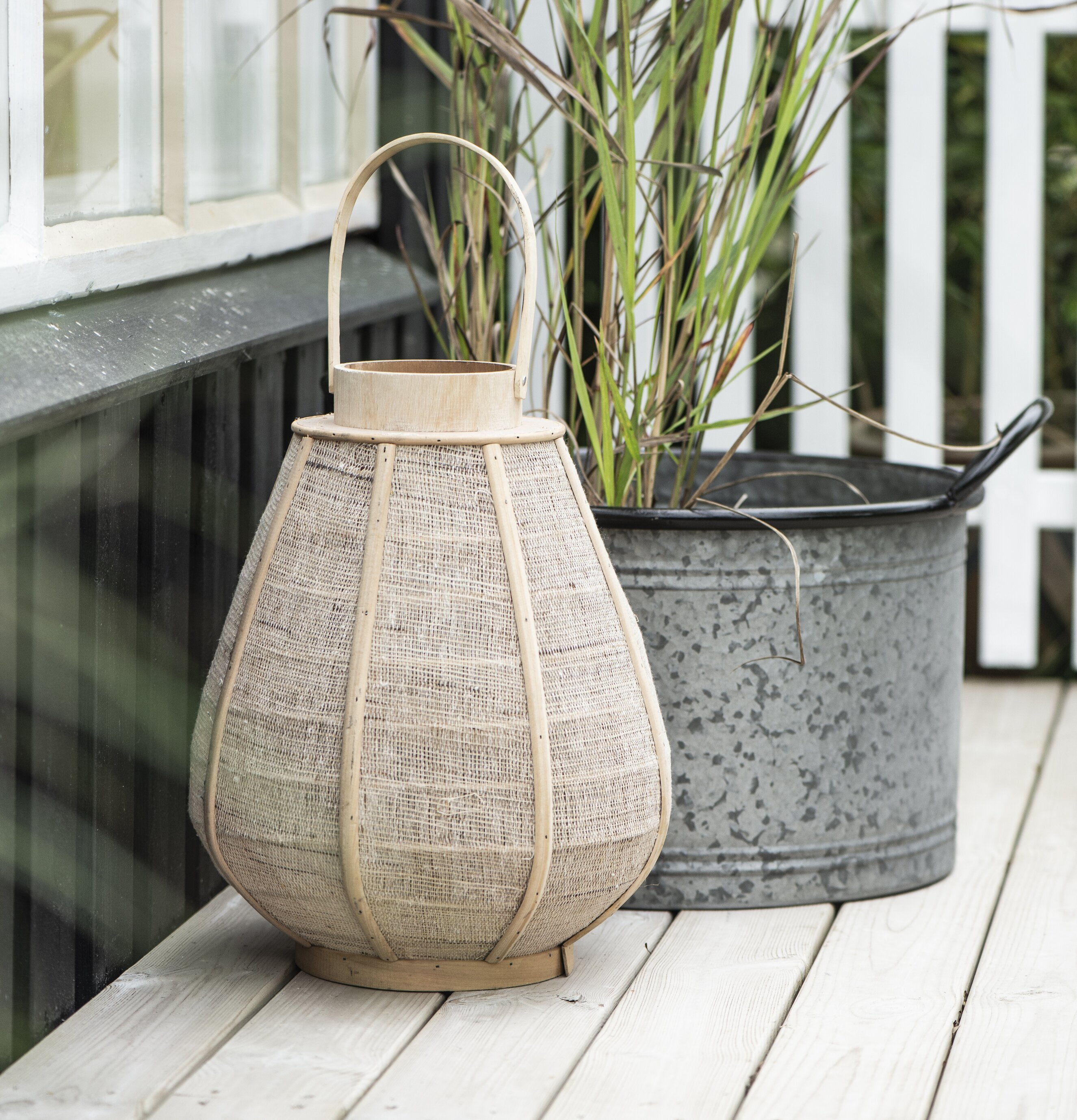 Bild av en inbjudande veranda med lantlig känsla