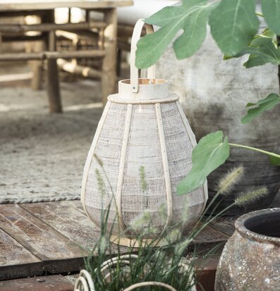 Bild av harmonisk inredning med golvlykta och växter