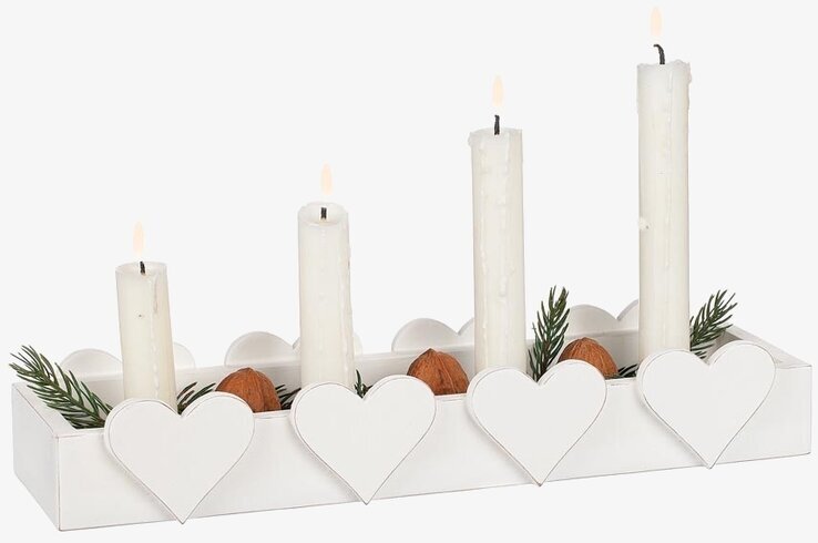 Bild av adventsljusstake med hjärtformade detaljer