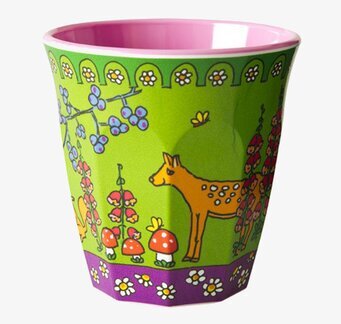 Bild av en färgstark och detaljrik skogsinspirerad mugg