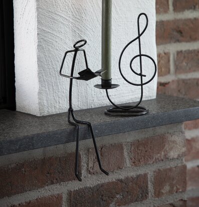 Foto av stilren smidesfigur med läsande motiv