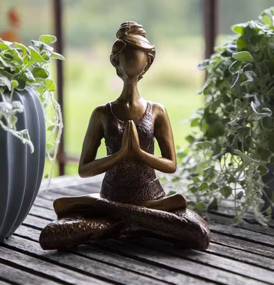 Bild av harmonisk statyett i lugn och naturlig miljö