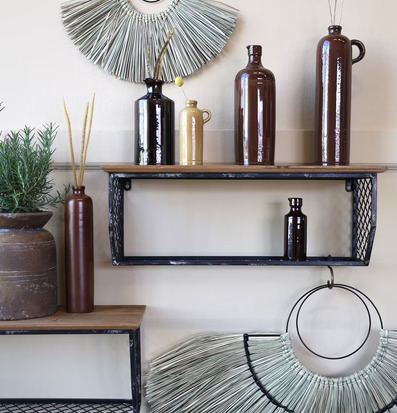 Bild av stilren inredning med antiksvarta vägghyllor