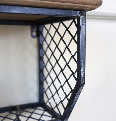 Bild av rustik vägghylla med industriell design