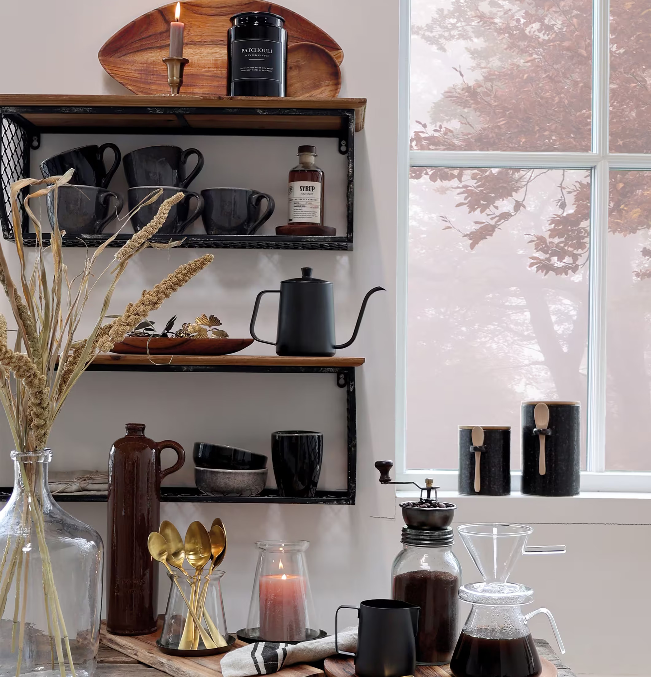 Vägghylla Set/2 Antiksvart från Chic Antique i rustik miljö