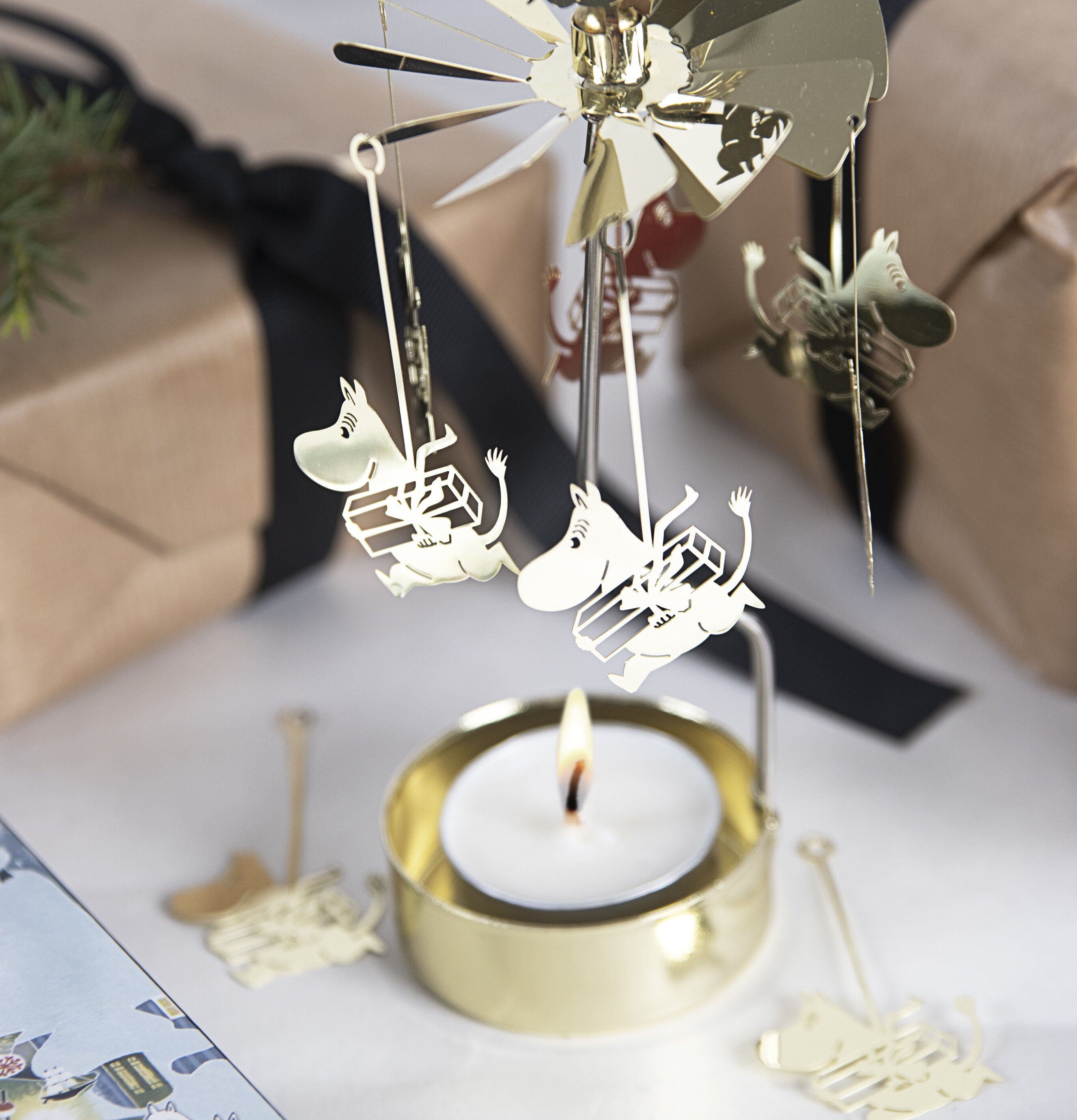 Bild av festligt änglaspel med Mumin-tema i guld