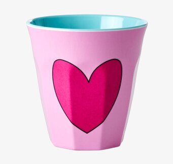 Bild av färgstark mugg med hjärtmotiv och turkos insida