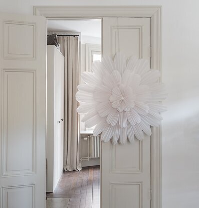 Foto av elegant interiör med julstjärna som fokuspunkt