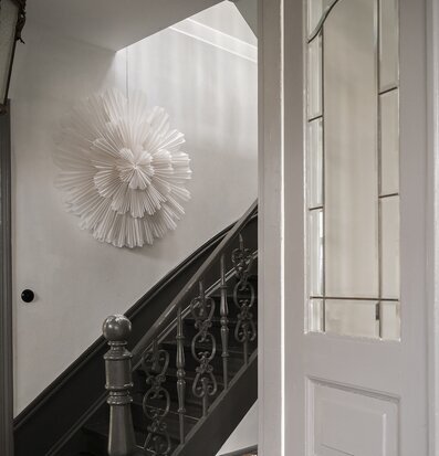 Bild av elegant interiördetalj med pappersstjärna