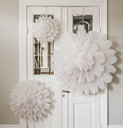 Bild av elegant inomhusdekor med vita pappersstjärnor