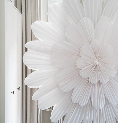 Bild av elegant vit julstjärna i stilren inredning