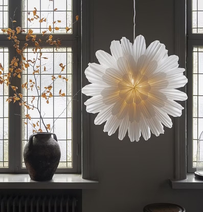 Bild av elegant juldekoration i hemtrevlig miljö