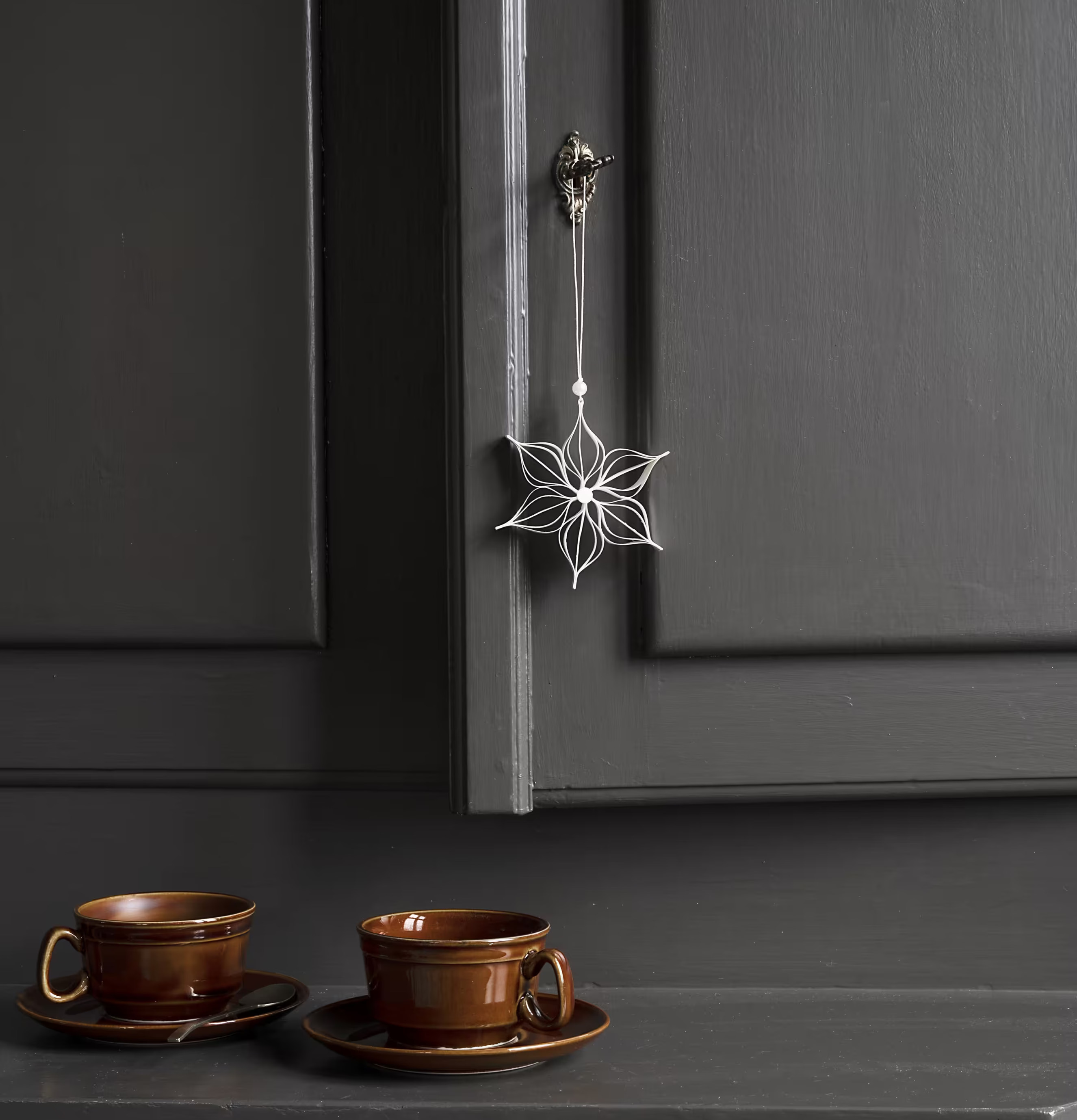 Foto av harmonisk inomhusmiljö med elegant dekoration