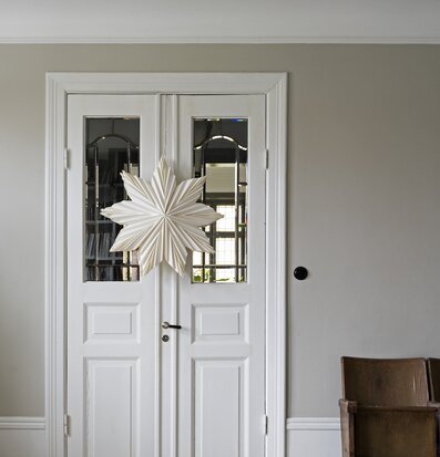 Bild av stilfull interiör med julstjärna och detaljer