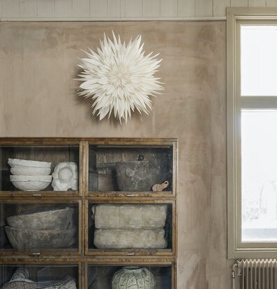 Bild av nordisk minimalistisk interiör med julstjärna