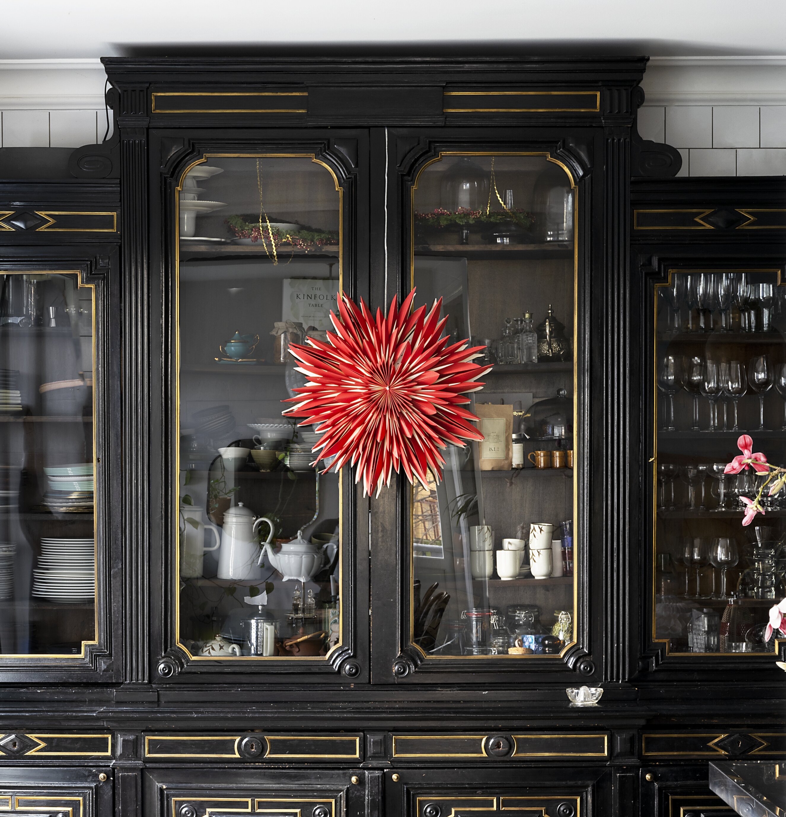 Julstjärna Maja 60 Röd från Watt och Veke hänger i centrum